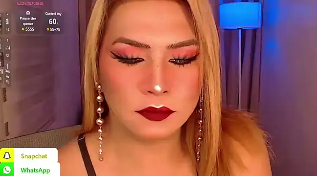 Snapshot of QUEEN_GIAMOORE69 chatting on January 10, 9:42 pm QUEEN GIAMOORE69 online show from January 10, 9:42 pm