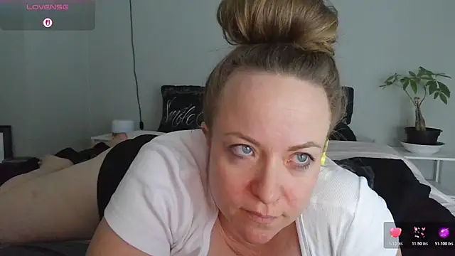 julimonroe online show from April 1, 3:07 am