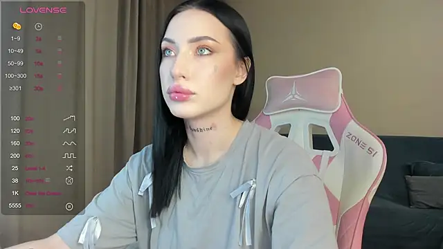 Snapshot of JenniferQueen11 chatting on December 18, 2:06 pm JenniferQueen11 online show from December 18, 2:06 pm