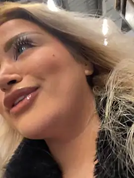 Snapshot of EmiliaPetrova chatting on December 6, 3:00 pm EmiliaPetrova online show from December 6, 3:00 pm