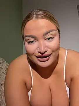 Snapshot of EmiliaPetrova chatting on March 12, 8:20 pm EmiliaPetrova online show from March 12, 8:20 pm