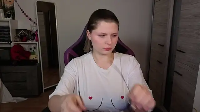 Snapshot of TinniAngel chatting on February 8, 5:49 pm TinniAngel online show from February 8, 5:49 pm