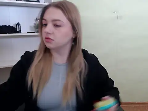 Snapshot of CrazyGloria chatting on February 9, 5:50 am CrazyGloria online show from February 9, 5:50 am