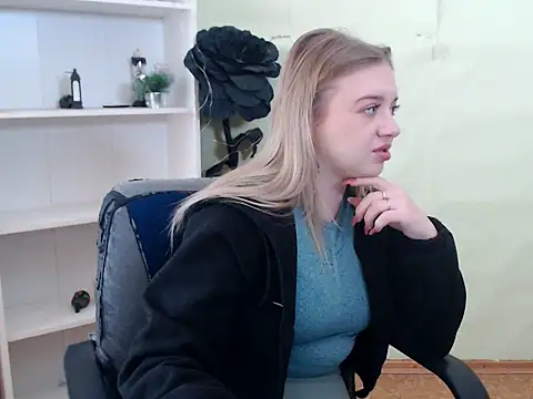 Snapshot of CrazyGloria chatting on February 22, 6:28 am CrazyGloria online show from February 22, 6:28 am
