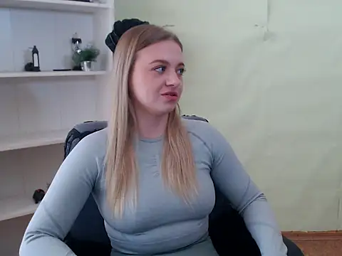Snapshot of CrazyGloria chatting on March 5, 9:16 am CrazyGloria online show from March 5, 9:16 am