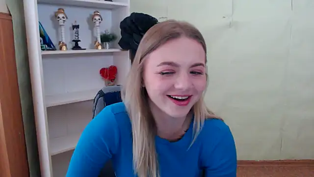 Snapshot of CrazyGloria chatting on October 3, 5:48 am CrazyGloria online show from October 3, 5:48 am
