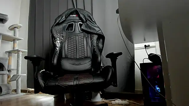 liamaesthetic online show from November 9, 8:01 am