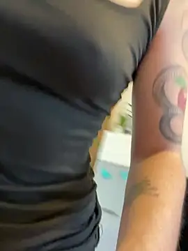 Snapshot of Daisy_Michto_Officiel chatting on February 13, 8:59 am Daisy Michto Officiel online show from February 13, 8:59 am