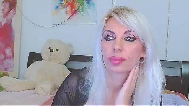 HoneyLara online show from April 11, 9:30 pm