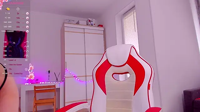 Snapshot of HotCarolineXO chatting on October 4, 11:52 am HotCarolineXO online show from October 4, 11:52 am