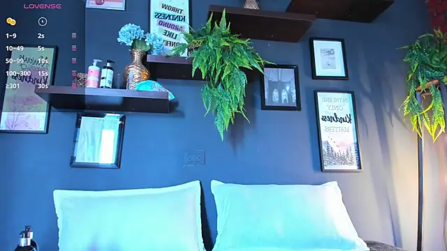 Snapshot of Mackenzie_Moore chatting on February 14, 9:10 pm Mackenzie Moore online show from February 14, 9:10 pm