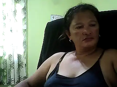 Snapshot of hott_scarlett chatting on February 5, 1:15 am hott scarlett online show from February 5, 1:15 am