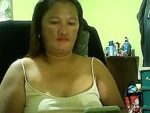 Snapshot of hott_scarlett chatting on February 9, 8:33 am hott scarlett online show from February 9, 8:33 am