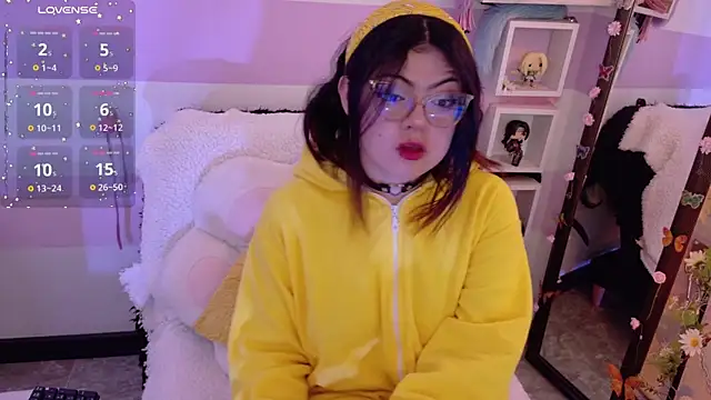 Catwhite  online show from April 11, 2:32 pm