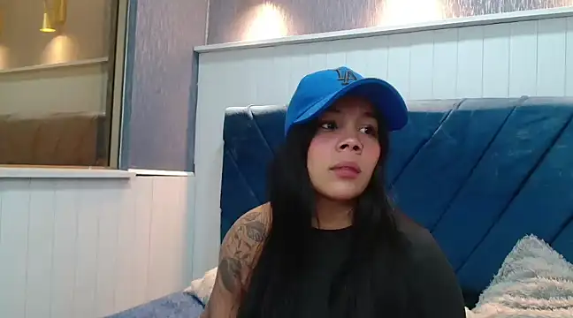 Snapshot of EmilyQueen3x chatting on February 25, 1:06 pm EmilyQueen3x online show from February 25, 1:06 pm