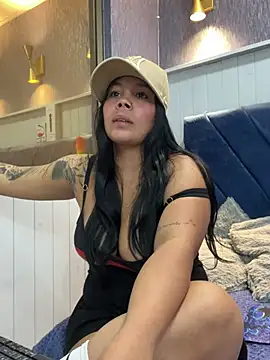 Snapshot of EmilyQueen3x chatting on March 5, 4:24 pm EmilyQueen3x online show from March 5, 4:24 pm