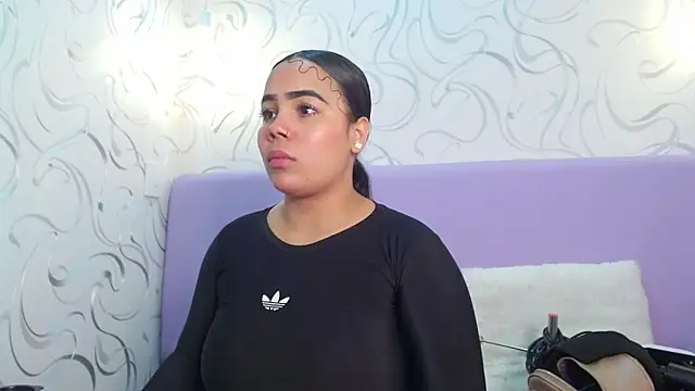 Snapshot of EmilyQueen3x chatting on October 12, 1:32 pm EmilyQueen3x online show from October 12, 1:32 pm