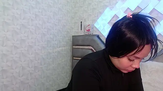 Snapshot of EmilyQueen3x chatting on October 15, 1:22 pm EmilyQueen3x online show from October 15, 1:22 pm