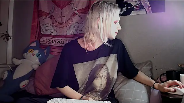 Snapshot of Alien_Bella chatting on February 22, 12:34 am Alien Bella online show from February 22, 12:34 am