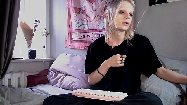 Snapshot of Alien_Bella chatting on February 27, 12:27 pm Alien Bella online show from February 27, 12:27 pm