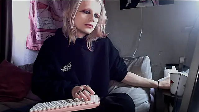 Snapshot of Alien_Bella chatting on March 20, 8:41 am Alien Bella online show from March 20, 8:41 am