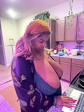 Snapshot of BigFineSelena chatting on December 23, 12:41 am BigFineSelena online show from December 23, 12:41 am