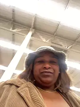 Snapshot of BigFineSelena chatting on January 10, 12:23 am BigFineSelena online show from January 10, 12:23 am