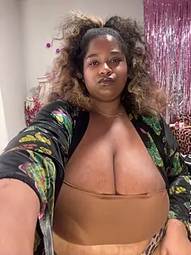 Snapshot of BigFineSelena chatting on February 6, 1:14 pm BigFineSelena online show from February 6, 1:14 pm