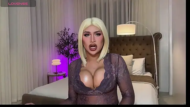 Snapshot of Your_Majesty_Tyra chatting on May 2, 5:12 am Your Majesty Tyra online show from May 2, 5:12 am