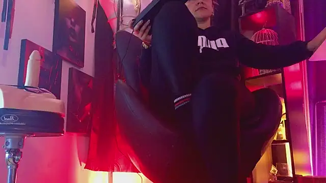 PerlaDivaio online show from April 17, 1:58 pm