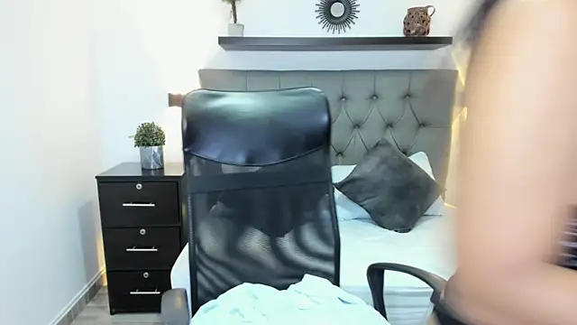 Snapshot of isabella_florez chatting on March 1, 6:00 pm isabella florez online show from March 1, 6:00 pm