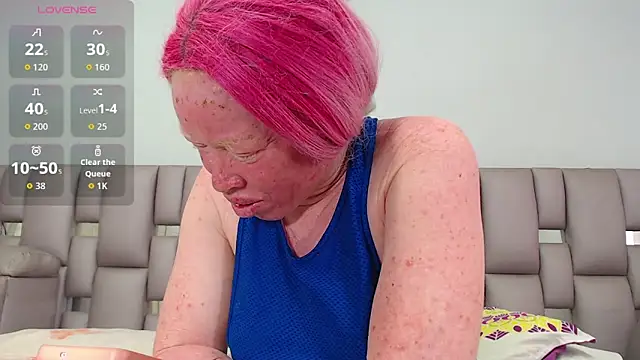 Kittywhiteass online show from November 12, 2:39 pm