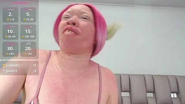 Kittywhiteass online show from November 15, 2:24 pm