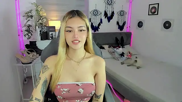 AlexandraMooree online show from January 13, 9:42 pm