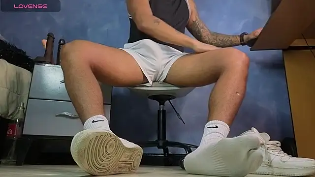 Snapshot of TomLover_12 chatting on February 10, 2:48 am TomLover 12 online show from February 10, 2:48 am