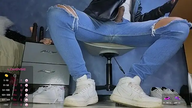 Snapshot of TomLover_12 chatting on February 11, 12:26 am TomLover 12 online show from February 11, 12:26 am