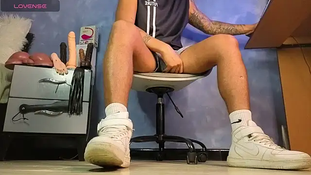 TomLover 12 online show from April 15, 1:29 pm