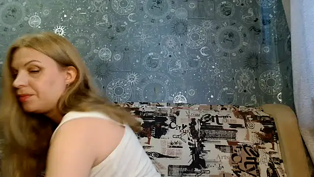 Snapshot of BlondeFox chatting on June 8, 3:07 am BlondeFox online show from June 8, 3:07 am