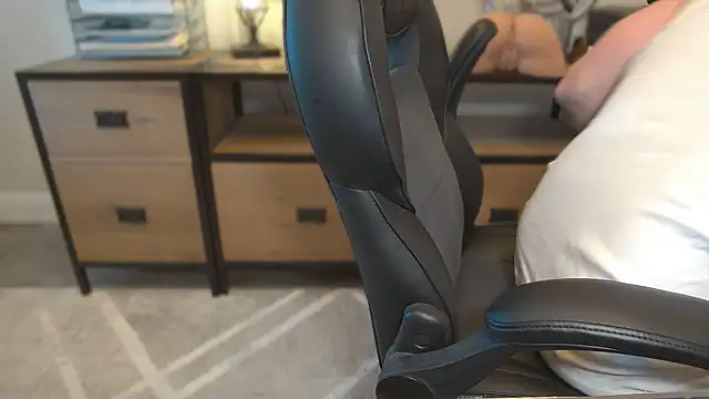 Snapshot of Mister_Dilf chatting on March 2, 2:46 pm Mister Dilf online show from March 2, 2:46 pm