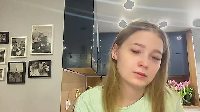 CharmingSarah online show from March 12, 11:31 am