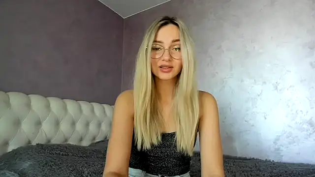 Snapshot of _DarkRose_ chatting on March 8, 8:22 am DarkRose online show from March 8, 8:22 am