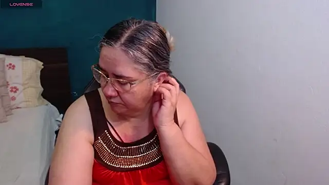 Snapshot of scaelettdubois chatting on June 7, 10:02 pm scaelettdubois online show from June 7, 10:02 pm