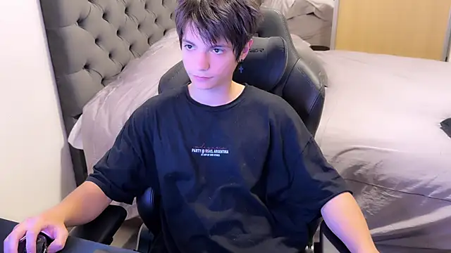 Snapshot of SasukeUhchiaa chatting on February 20, 1:25 am SasukeUhchiaa online show from February 20, 1:25 am