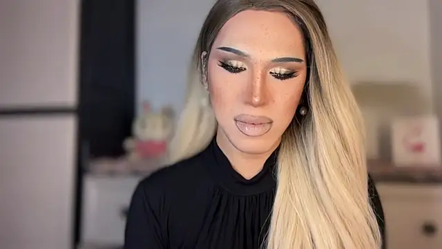 Snapshot of Ts_glamxxxx chatting on February 10, 3:32 am Ts glamxxxx online show from February 10, 3:32 am