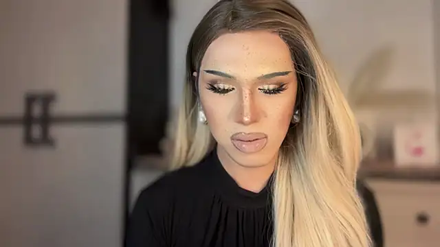 Snapshot of Ts_glamxxxx chatting on February 17, 3:03 am Ts glamxxxx online show from February 17, 3:03 am