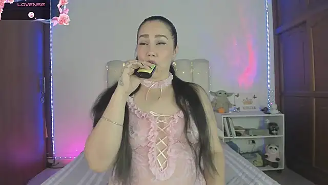 yelenaowens online show from May 22, 1:24 am