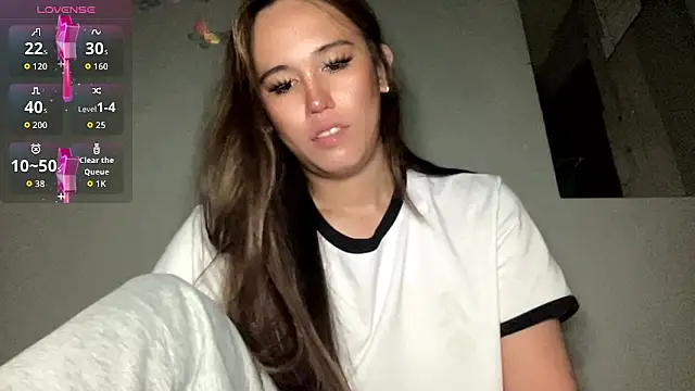 Snapshot of MeganTheRarest chatting on June 18, 3:27 pm MeganTheRarest online show from June 18, 3:27 pm