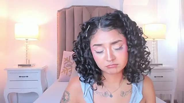 Snapshot of Emma_Torres__ chatting on May 21, 12:34 pm Emma Torres online show from May 21, 12:34 pm