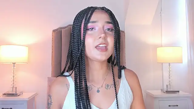 Snapshot of Emma_Torres__ chatting on May 25, 12:22 pm Emma Torres online show from May 25, 12:22 pm