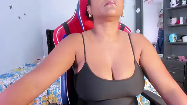 Snapshot of BellaKarla chatting on July 11, 2:20 pm BellaKarla online show from July 11, 2:20 pm